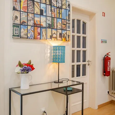 Апартаменты 27 A Graca Cozy With Balcony And Free Parking