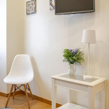 Апартаменты 27 A Graca Cozy With Balcony And Free Parking *
