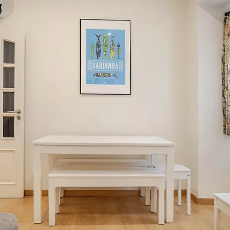 Апартаменты 27 A Graca Cozy With Balcony And Free Parking